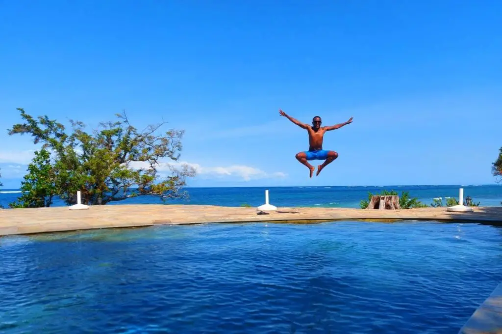 Incredible Shot a leap between a pool and the Sea - Image Mr Muiruri